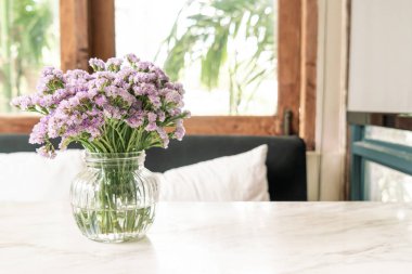 vazoda statik çiçek