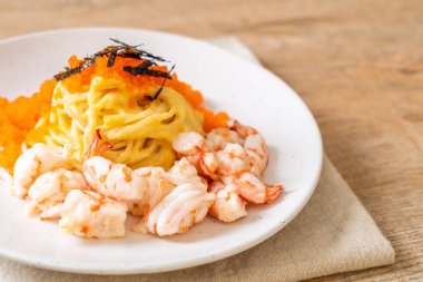 karidesler ve karides yumurtası ile spagetti kremsi