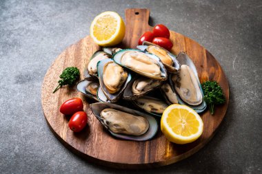 Ahşap tahta üzerinde taze midye