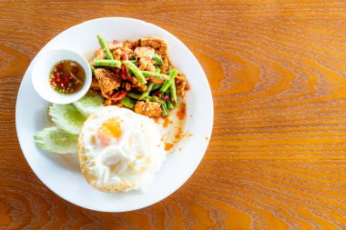 Pirinç ve Kızarmış Yumurta ile Kırmızı Köri Ezmesi Kızarmış Domuz Karıştırın 