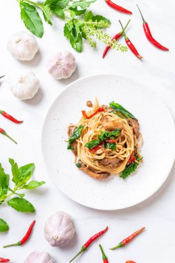 tavuk ve fesleğen ile karıştırın-kızarmış spagetti