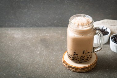 Kabarcıklar ile Tayvan süt çayı