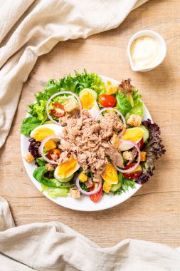 Sebze salatası ve yumurta ile tuna