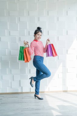 Asyalı kadın holding alışveriş torbaları