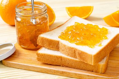 Portakal reçelli ekmek dilimleri 