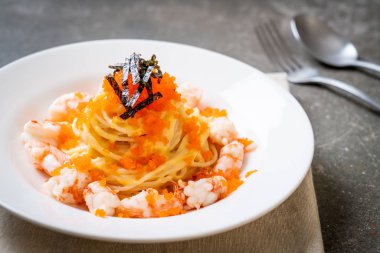 karidesler ve karides yumurtası ile spagetti kremsi