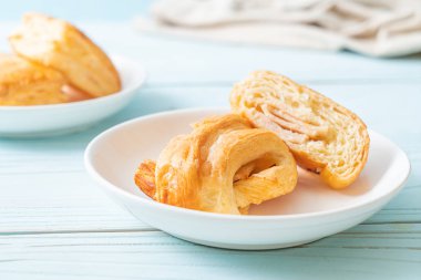 Ev yapımı jambon peyniri kruvasanı