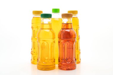 şişe buzlu çay ve yeşil çay beyaz arka plan üzerinde