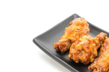 Beyaz arka planda kızarmış tavuk