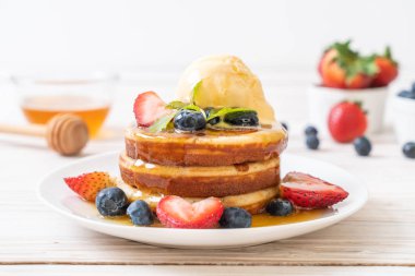 yaban mersini, çilek, bal ve vanilya buz-cr ile gözleme