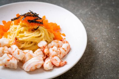 karidesler ve karides yumurtası ile spagetti kremsi