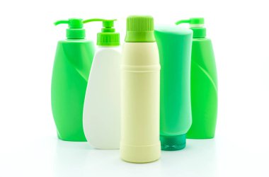 Beyaz arka plan üzerinde şampuan veya saç kremi şişe