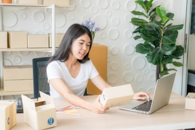 Laptop ve Pho internet kullanırken Asya kadın zevk kendini