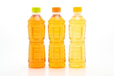 şişe buzlu çay ve yeşil çay beyaz arka plan üzerinde