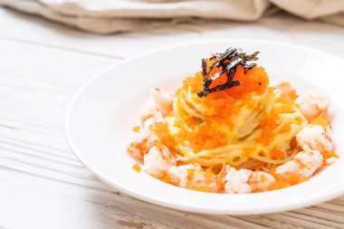 karidesler ve karides yumurtası ile spagetti kremsi