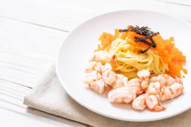 karidesler ve karides yumurtası ile spagetti kremsi