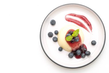 taze yaban mersini ile yoğurt puding