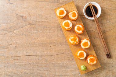 mayonez ve karides yumurta ile taze somon suşi rulo