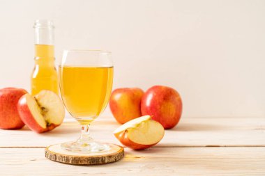 Kırmızı elma meyvesi ile elma suyu