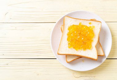 Portakal reçelli ekmek dilimleri 