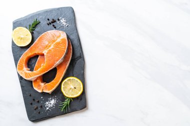 taze çiğ somon fileto biftek