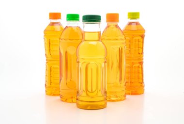 şişe buzlu çay ve yeşil çay beyaz arka plan üzerinde