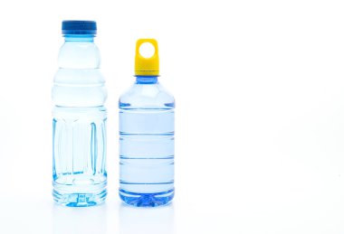 Beyaz arka planda su şişesi