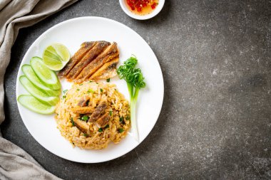 Gevrek gurami balığı kızarmış pilav