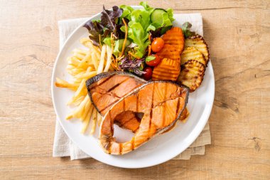 sebze ve patates kızartması ile ızgara somon biftek fileto