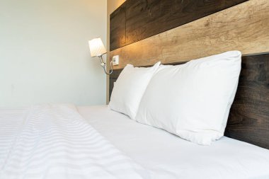 Beyaz rahat yastıklar 