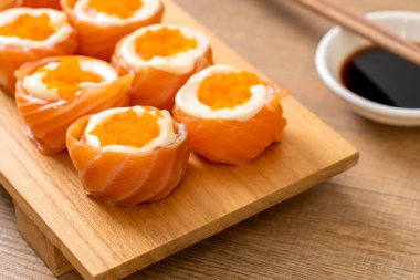 mayonez ve karides yumurta ile taze somon suşi rulo