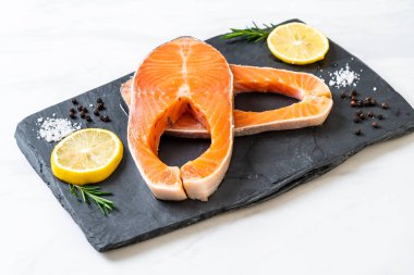 taze çiğ somon fileto biftek