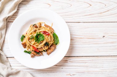 tavuk ve fesleğen ile karıştırın-kızarmış spagetti