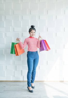 Asyalı kadın holding alışveriş torbaları