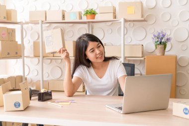 Laptop ve Pho internet kullanırken Asya kadın zevk kendini