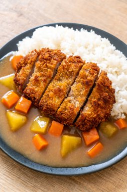 Çıtır çıtır kızarmış domuz pirzola köri ve pilav ile 