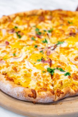 Hawai pizza ahşap tepsi