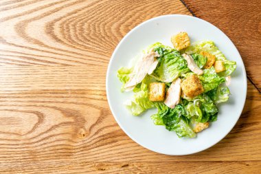 Tavuklu Sezar salatası