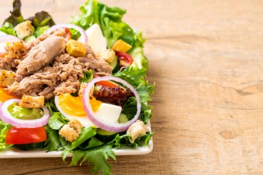 Sebze salatası ve yumurta ile tuna
