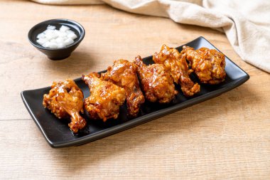 Soslu kızarmış tavuk.