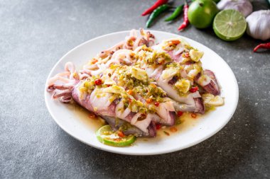 Baharatlı Chili ve limon sosu ile buharda squids