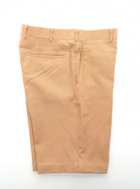 Beyaz arka planda kısa pantolon