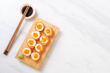 mayonez ve karides yumurta ile taze somon suşi rulo