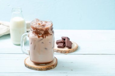 Buzlu çikolata milkshake içecek