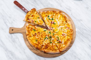 Hawai pizza ahşap tepsi