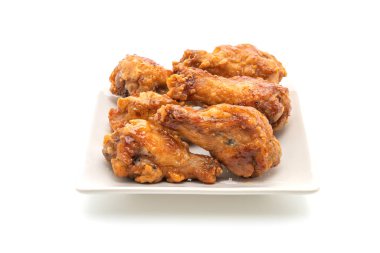 Beyaz arka planda kızarmış tavuk