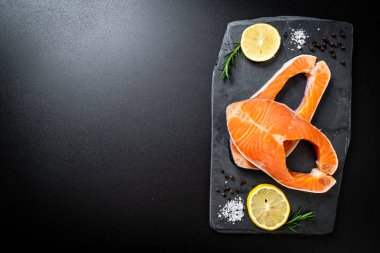 taze çiğ somon fileto biftek