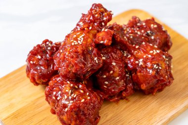 Baharatlı soslu kızarmış tavuk 