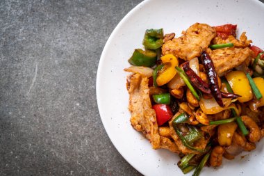 Cevizli kızarmış tavuk. 