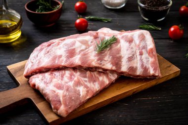 Taze çiğ domuz kaburgası. 